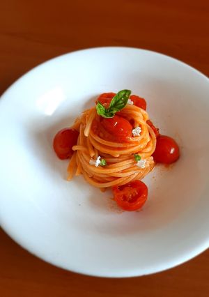 Foto di Spaghetto quadrato al pomodoro e fiori di basilico