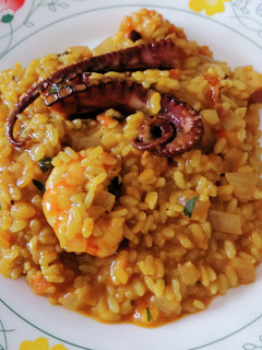 Una foto de Arroz meloso de pulpo y gambones