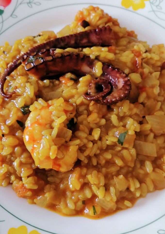 Una foto de Arroz meloso de pulpo y gambones