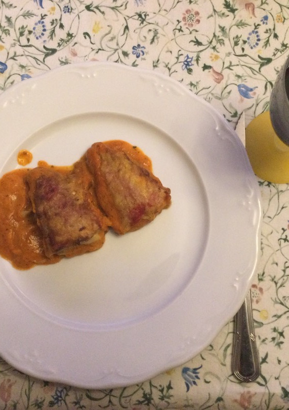 Una foto de Pimientos piquillo rellenos en salsa de gamba