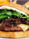 Burger de boeuf aux olives et oignons caramélisés