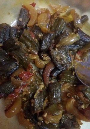 A picture of Bhindi with onion.