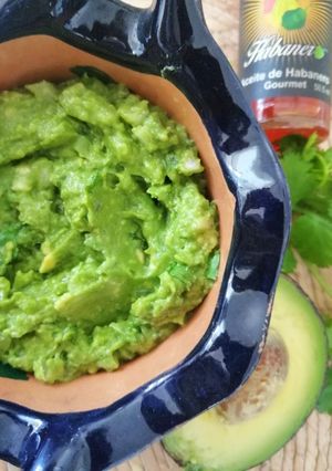 Una foto de Guacamole al aceite de habanero 🌶️💚🥑