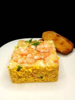 Una foto de Timbal de ensaladilla con langostinos