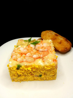 Una foto de Timbal de ensaladilla con langostinos