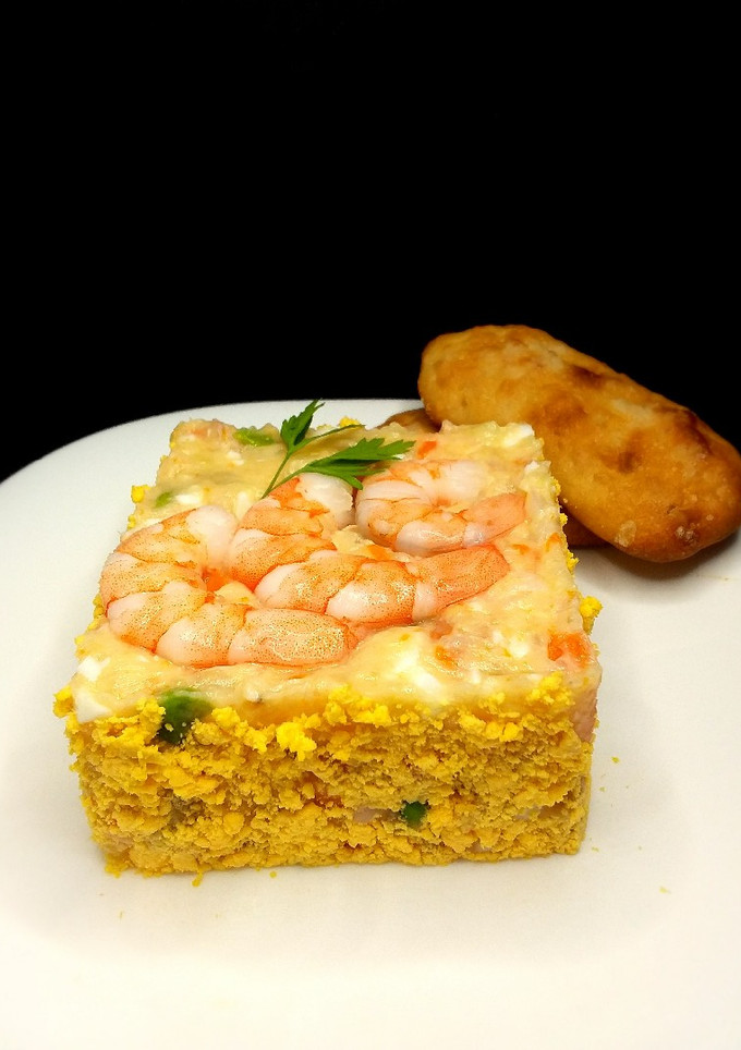 Una foto de Timbal de ensaladilla con langostinos