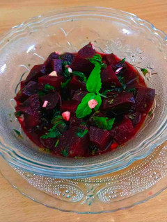 બીટરુટ સલાડ (Beetroot Salad Recipe In Gujarati) રેસીપી મુખ્ય ફોટો