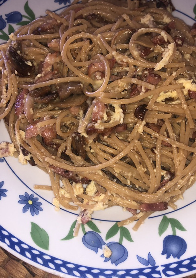 Una foto de Espaguetis integrales a la carbonara