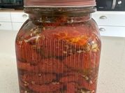 Una foto de como preparar chiles en conservas
