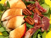Una foto de crujiente de jamón serrano