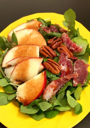 Una foto de Ensalada de Berro, Jamón Crudo y Manzana