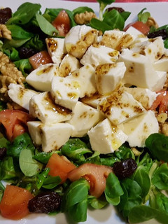 Una foto de Ensalada de canónigos con mozzarella y frutos secos