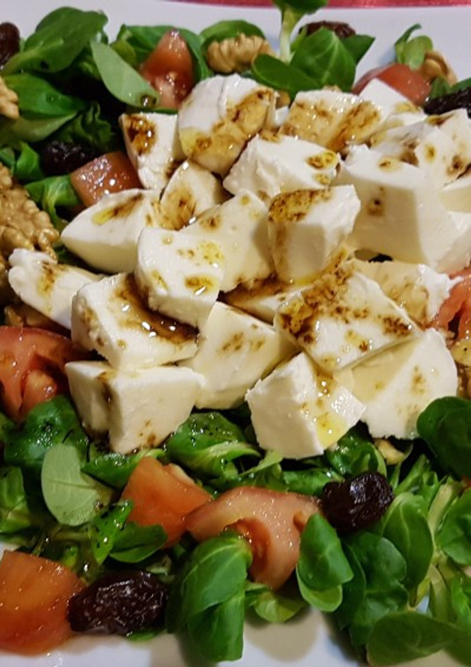 Una foto de Ensalada de canónigos con mozzarella y frutos secos