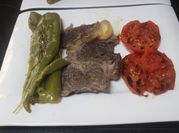 Una foto de entrecot con pimientos