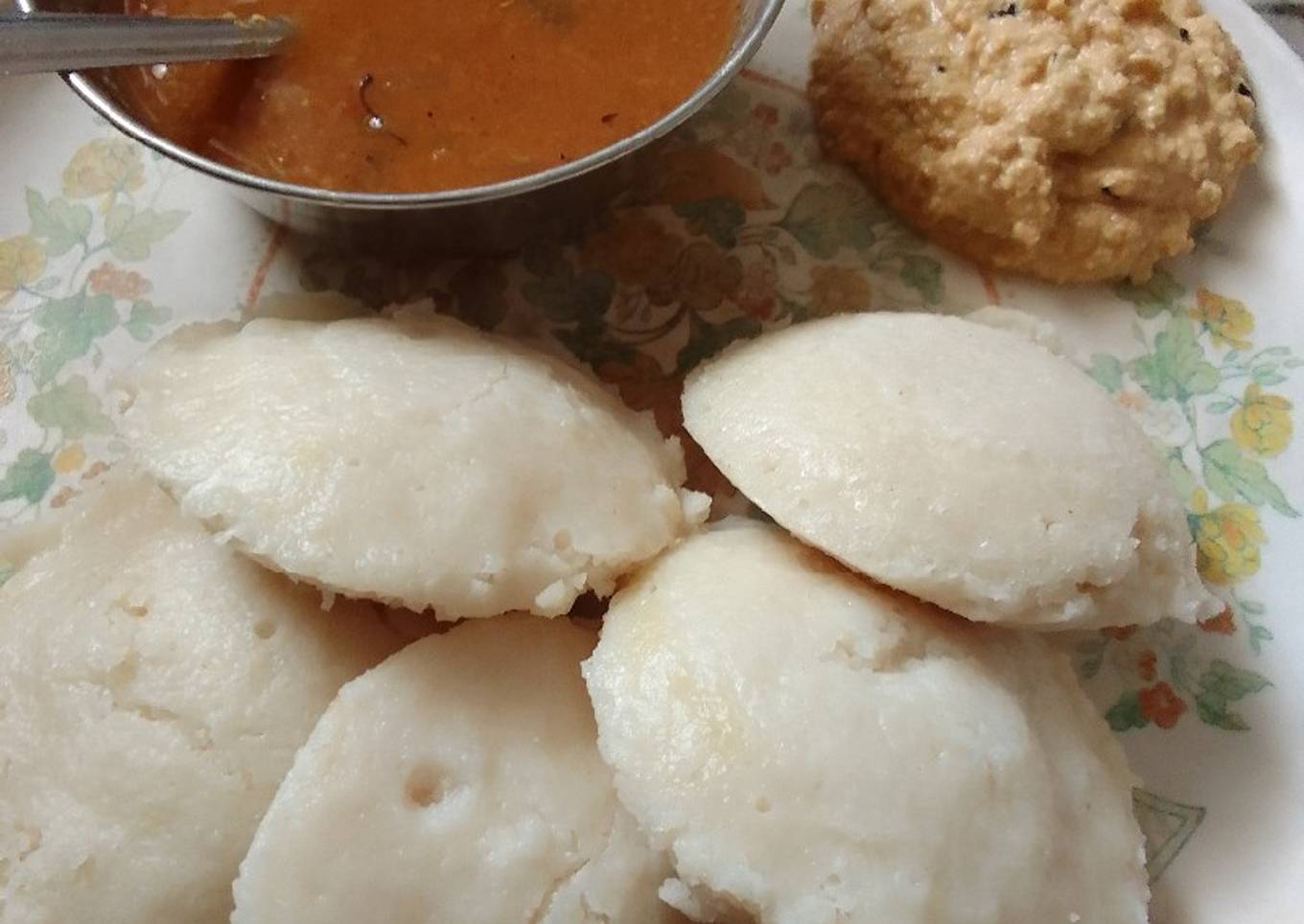Idli Sambhar and chatni