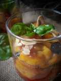 Verrine de poivrons grillés en salade, amandes grillées, olives et basilic