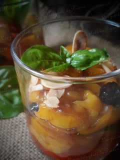 Une photo de Verrine de poivrons grillés en salade, amandes grillées, olives et basilic