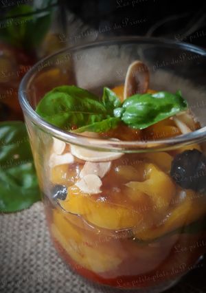 Une photo de Verrine de poivrons grillés en salade, amandes grillées, olives et basilic
