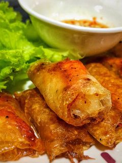 Hình của món Ram Tôm Đất Bình Định Cuốn Bánh Tráng Rau Sống.