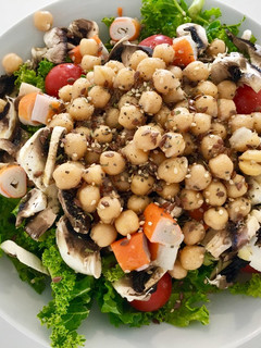 Una foto de Ensalada de kale con garbanzos