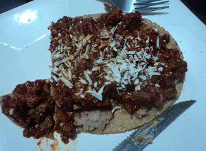 Una foto de Huarache pa' enamorados con coco y chicharrón prensado agridulce Don Geras
