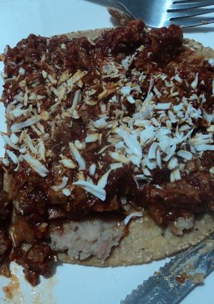 Una foto de Huarache pa' enamorados con coco y chicharrón prensado agridulce Don Geras