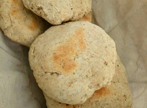 Una foto de Pan casero con orégano y merkén