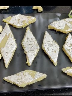 काजू कतली (kaju katli recipe in Hindi) रेसिपी मुख्य फोटो