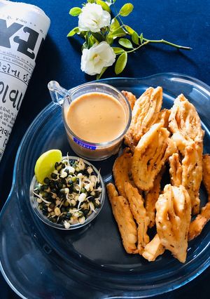 લચ્છા મઠરી(Lachha Mathri Recipe In Gujarati) રેસીપી મુખ્ય ફોટો