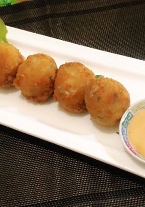 A picture of Mac and cheese balls.