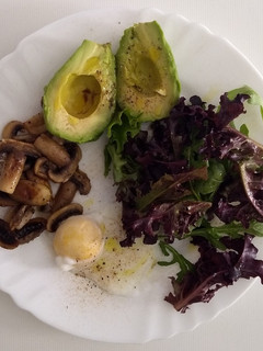 Foto de Salada com abacate e cogumelos
