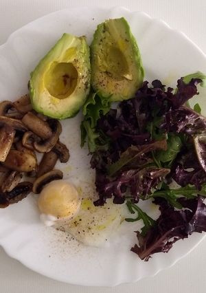 Foto de Salada com abacate e cogumelos