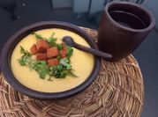 Una foto de crema de choclo