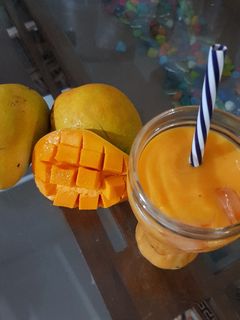 મેંગો મિલ્ક શેક (Mango Milk Shake Recipe In Gujarati) રેસીપી મુખ્ય ફોટો