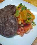 Ensalada multicolor para acompañar hamburguesas caseras