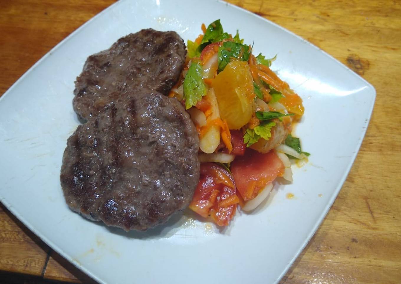 Ensalada multicolor para acompañar hamburguesas caseras