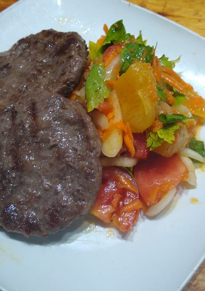 Una foto de Ensalada multicolor para acompañar hamburguesas caseras