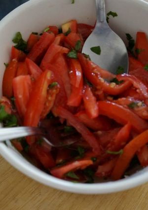 Una foto de Ensalada de jitomates al cilantro y sangrita