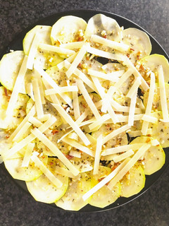 Una foto de Carpaccio de calabacín