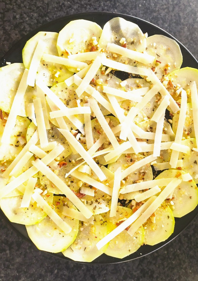 Una foto de Carpaccio de calabacín