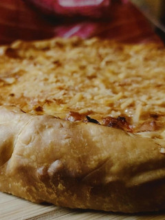 Una foto de Tarta queso, panceta, cebolla y morrón 🧀🥓🧅🫑