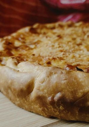Una foto de Tarta queso, panceta, cebolla y morrón 🧀🥓🧅🫑
