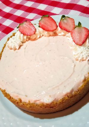 Una foto de La mejor tarta de queso de fresa sin hornear