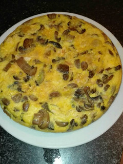 Una foto de Tortilla de champiñones con y pollo asado en la olla gm g