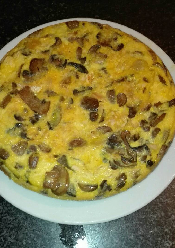 Una foto de Tortilla de champiñones con y pollo asado en la olla gm g