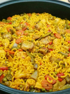Una foto de Fideuá de costillejas y verdura