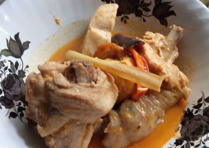 Opor ayam bumbu rempah