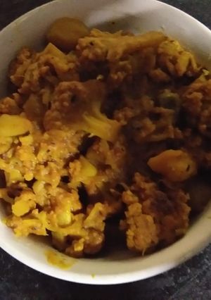 A picture of Aaloo gobi curry.