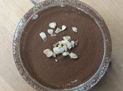 Une photo de graine chia et lait de soja
