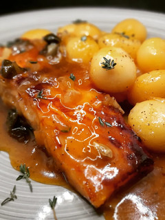 Una foto de Salmón en salsa de miel y mostaza con patatas